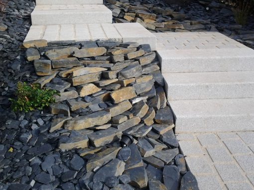 Aménagement des abords d’un escalier d’accès à une porte d’entrée